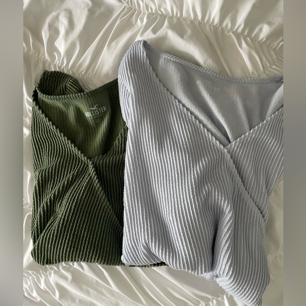 2 Hollister long sleeves v-neck, size M